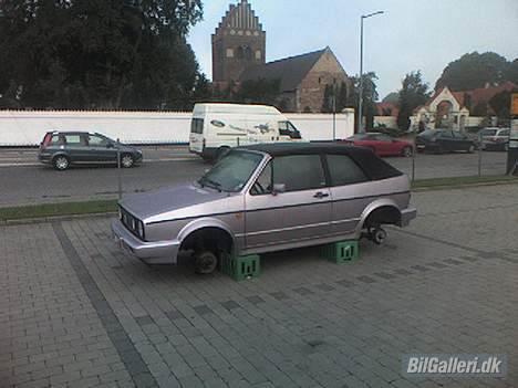 VW Golf Cabriolet (R) - Sådan fandt jeg bilen Fredag d. 18/8 ved Tårnby afkørslen, 17" OZ SuperTurismo 4*100 mangler, nogen der har set dem ? billede 9