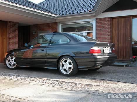 BMW 320i E36 Coupé (SOLGT) - Hjemme fra maleren, er igang med at samle den. billede 4