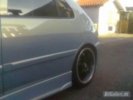 Peugeot 306 SOLGT - Endelig kom den ned bag i :D efter 11 år sad stængerne kun lidt fast :D hehe billede 16