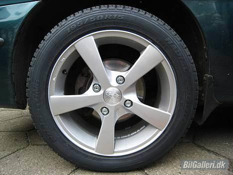 Hyundai Accent GS (SOLGT) - 9. mar 07´ - De nye fælge med sommerdæk...nu mangler den bare at blive sænket! billede 5