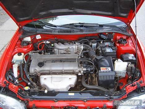 Mazda 323F GLX solgt - Så´en se motoren ud... billede 3
