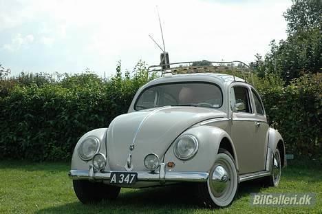 VW vw type 1 - taget fra et vw træf på tåsinge. her står den med en B&O radio årg 1959  på taget. billede 4