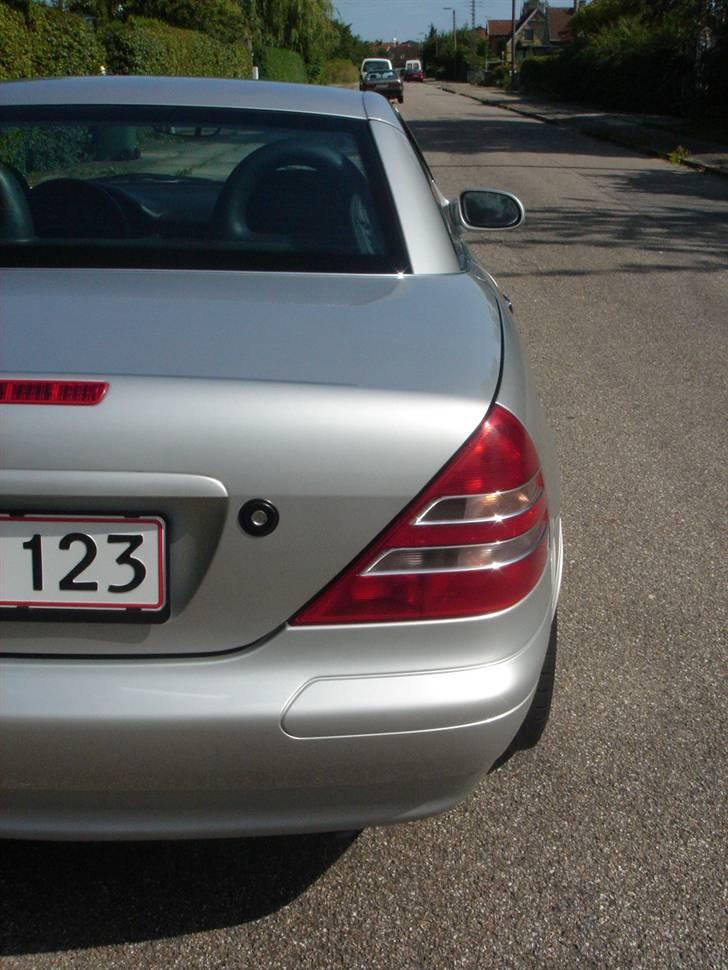 Mercedes Benz SLK 230 Kompressor - Her kan man nogenlunde se de hjemmelavede kromriller i baglygterne billede 7