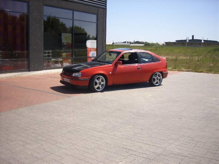 Opel kadett 16v - Sådan som bilen ser ud pt med den nye Zender underlæbe og en anden hjelm.. billede 1