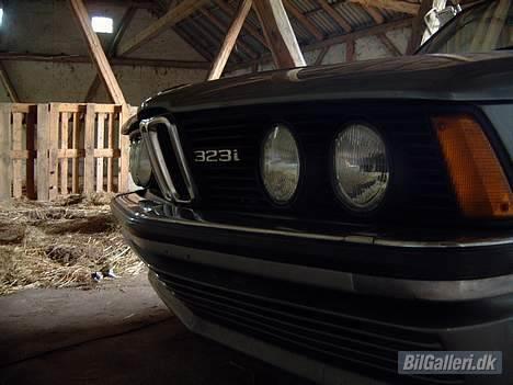 BMW E21 323i  - 323i skiltet der dengang i ´82 gav ret til alle damerne billede 1