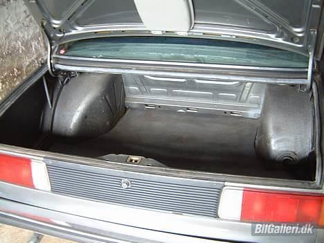 BMW E21 323i  - bagagerummet pænt og iorden, indeholdende den 5 alpina fælg billede 3