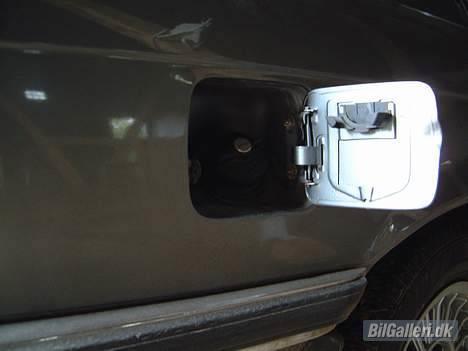 BMW E21 323i  - Tankdæksel, ren og fin billede 7