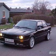 BMW E30 320i