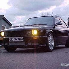 BMW E30 320i