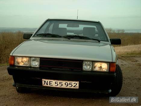 VW Scirocco GTX, TotalSkadet - Før renovering. Mit VW emblem er blevet stjålet, det er da kun tomhjerner der stjæler sådan noget. billede 6