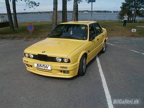 BMW 320i E30 KAT. (SOLGT) - Parking with a view... billede 2