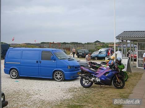 VW TRANSPORTER. SOLGT - kallehavegaard camping i løkken. sammen med kammerater på motorcykler.  billede 3