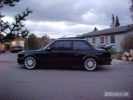 BMW E30 320i billede 1