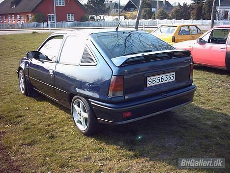 Opel Kadett E  SOLGT ! - Over vejer at sænke hende 60mm... Hvilket også ville pynte en del....! Også lige runde skærmkanter bag... billede 2
