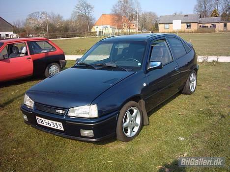 Opel Kadett E  SOLGT ! - Dørhåndtage og lås har også fået en tur med sprayen... Lige som dem på taget....! billede 3