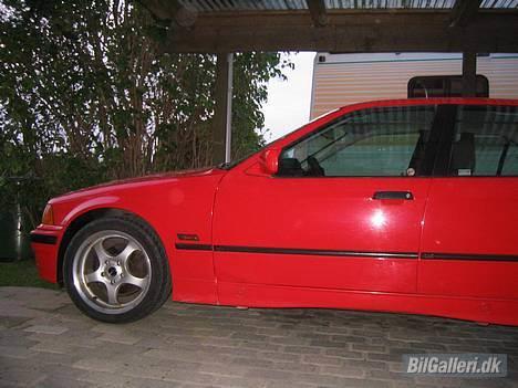 BMW 320 I - Fra siden inde inden syn og med alu på billede 5