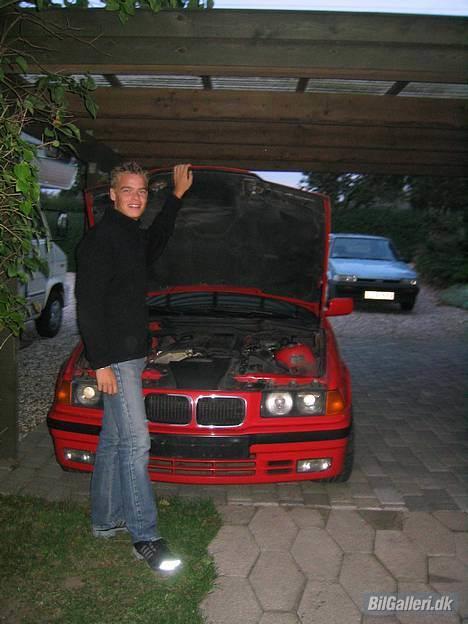 BMW 320 I - Jeps... der er os en kværn i!! Min gamle rolla i baggrunden, har desvære kørt sine sidste timer!! billede 9