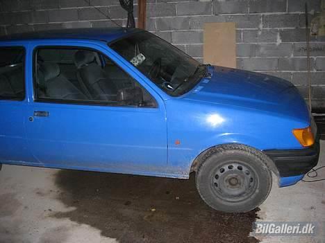 Ford Fiesta 1600CVH Solgt - Den kunne godt bruge et sæt alu fælge... Billledet er taget i en halvdunkel garage uden lys, med mit nye canon ixus 65 kamera;) billede 10
