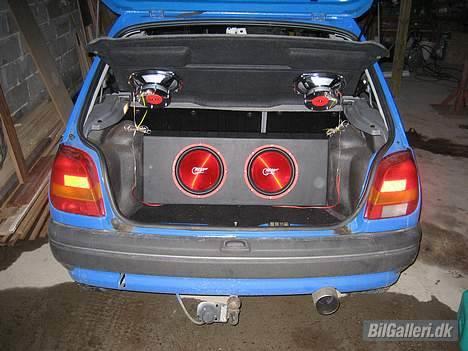 Ford Fiesta 1600CVH Solgt - "ICE" indtil videre, hjemmelavet kasse af mdf, som er betrukket med kunstlæder. 2 stk 10" subwoofere. billede 14