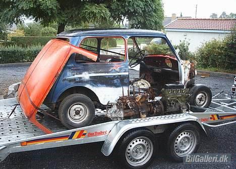 Austin-Morris COOPER - OKT 06: Har LIGE hentet bilen i Brønshøj. Ekstra tag medfulgte til at lukke et grimt hul fra et soltag billede 1