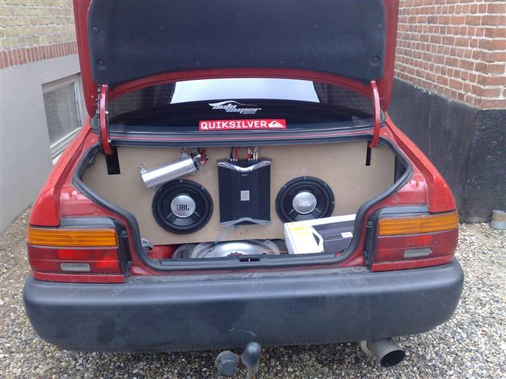 Toyota Corolla XLi SedanSolgt - Min bas og forstærker billede 2