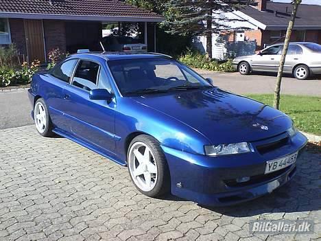 Opel Calibra (Solgt) - ja ved godt der mangler lidt maling på frontskørtet.. sådan er det når man låner bilen til damen... billede 2