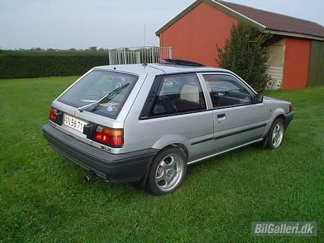 Nissan sunny billede 2