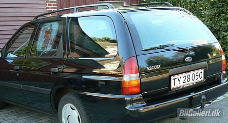 Ford Escort St. Car - Købte bilen i sidste måned. Jeg er imponeret over så flot den er holdt. billede 1