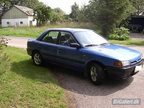 Mazda 323 BG Solgt - en af de første billeder af bilen ;)  billede 6