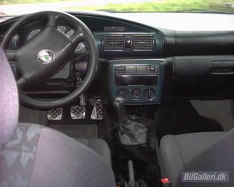 Skoda Octavia --Solgt-- - Det sort malede instrumentbord og bilens farve. billede 16