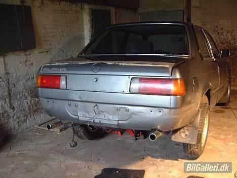 BMW E21 323i  - sep/okt 06; næsten klar til maler nu ( bule samt begyndende rust i samlinger under lygter, lille bule på h yderpanel efter et kys med en trækkrog, og så bagklappen )  billede 13