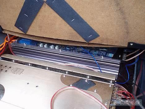 Mitsubishi Galant 2.0 LE - SOLGT! - lidt skod billede, men begge forstærkere er skruet på en plade, og længere inde er der en sikrings holder. billede 4