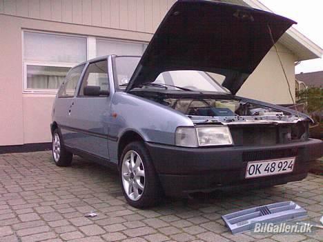 Fiat Uno 60 "solgt" - Igang med at tone undersiden af lygterne og male "fiat" sort billede 12