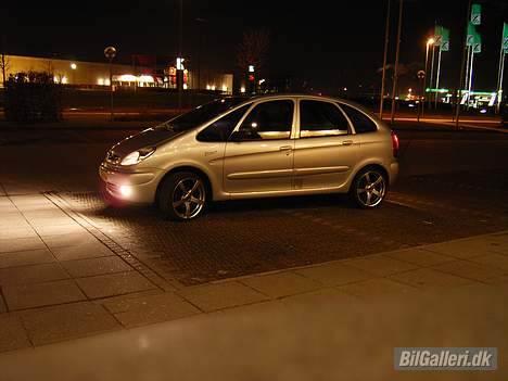 Citroën picasso *solgt* - Lights in the night, xenon eller gammeldaws gult fransk er på vej billede 1