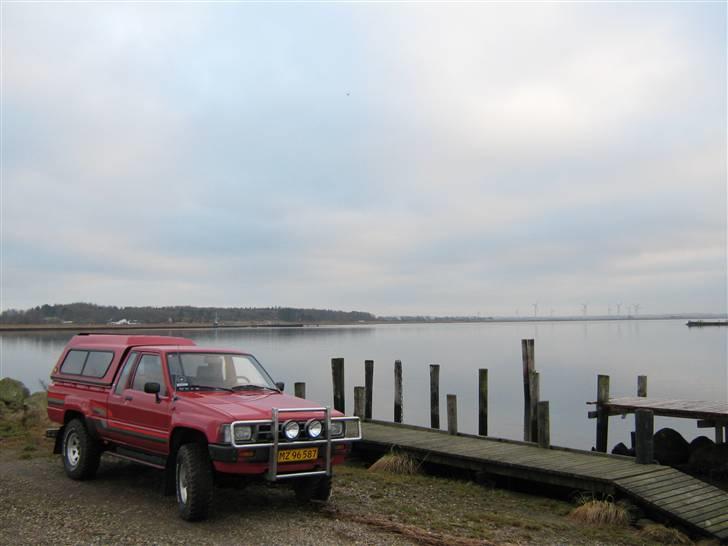 Toyota Hilux 2,4D LN65 4X4  - Pæn karos og ramme og den orginal lak, de fleste 4x4er er ruste op inde de er 13 år:( Ladet er dog reprateret i sommer 2008) billede 2