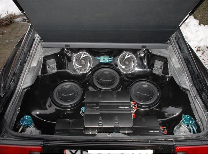 Toyota Supra MkIII Turbo - Der var nogen der sagde at det ikke var muligt at bygge et stort velspillende anlæg i og samtidigt have plads til targa tag...vi vædet en kasse pils...gæt selv hvem der vandt:-) billede 6