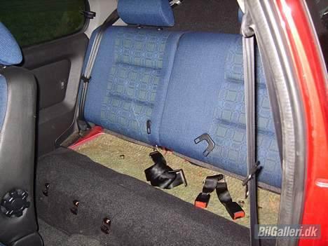 Peugeot 306 Cashmere solgt - Arhhh ... Hvem har taget bagsæderne... Er ved at trække kabler til anlæg :) billede 12