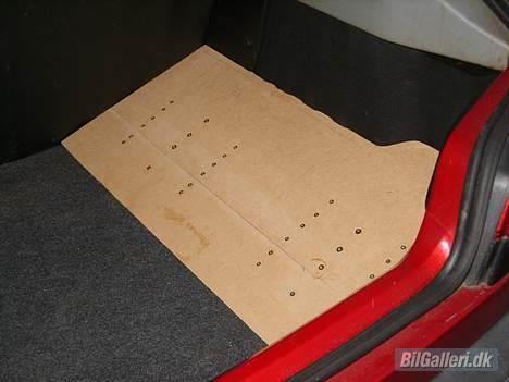 Peugeot 306 Cashmere solgt - Den skal betrækkes, og så skal min forstærker og kondensator sidder herpå... billede 13