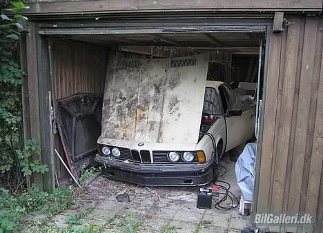 BMW 633 CSI - E24 *SKROTTET* - Her stod den så, blandt spindelvæv og støv billede 1