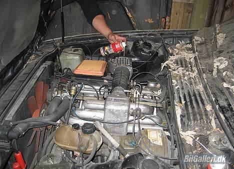 BMW 633 CSI - E24 *SKROTTET* - Vi prøver at få liv i den, desværre uden held. Den er kørt ind i garragen, så måske lidt rense hist og her, kan vække den :-) billede 2