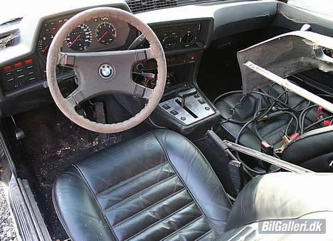 BMW 633 CSI - E24 *SKROTTET* - Adr... påsyet ruskind på rattet, og hjemmelavet alu centerkonsolplade - af med det og på med noget originalt billede 16