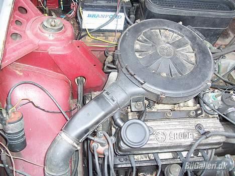 Skoda favorit 135 LX *Solgt* - det er så den "vilde" motor  billede 2