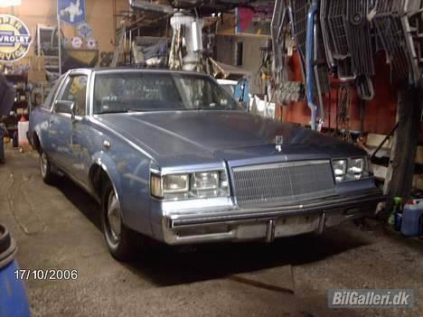 Buick Regal Limited - Lige inde over graven for at tæske rammen lidt igennem og heldigvis er den i fin stand og ikke gennemtæret :) Men panelerne er HELT væk :/ og skæmkanterne hænger kun sammen af kromlisterne :P billede 1