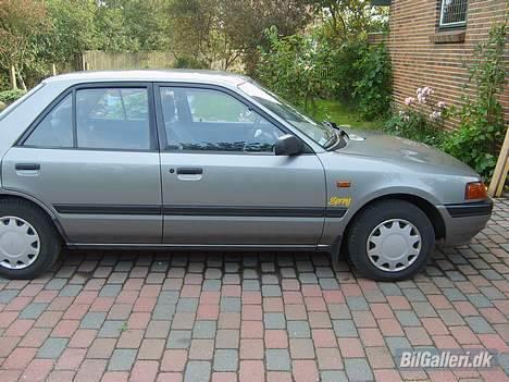Mazda 323 bg totalskadet - Flot lille bil billede 1