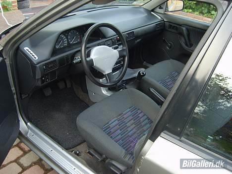 Mazda 323 bg totalskadet billede 2
