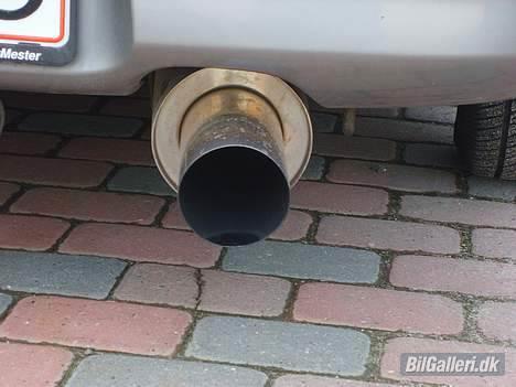 Mazda 323 bg totalskadet - se det er en pæn stor potte den giver ikke noget men den giver masser af lyd hæhæ billede 5