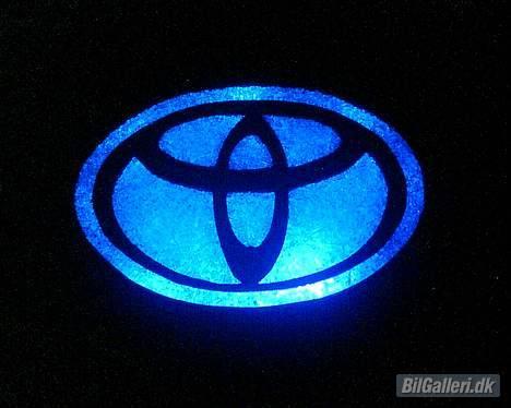 Toyota Carina E 20v *SOLGT* - Logo i bunden af bagagerummet med knustglas og blå neon. billede 13