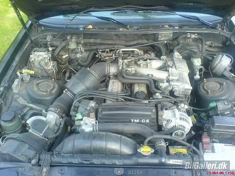 Toyota supra mk3 SOLGT - her har vi stalden... lidt sjovt at stå og kigge ned på alle de hjul kileremmen kører på hehe... billede 4