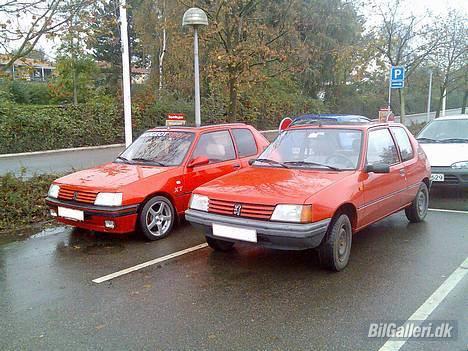 Peugeot 205 XT Solgt - fandt lige sådan en standart 205´er ved den lokale brugs så måtte lige ha et billede sammem med den.  billede 17