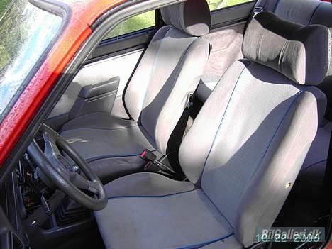 Ford Escort XR3i - Lig mærke til de blå streger på sæderne.. billede 3
